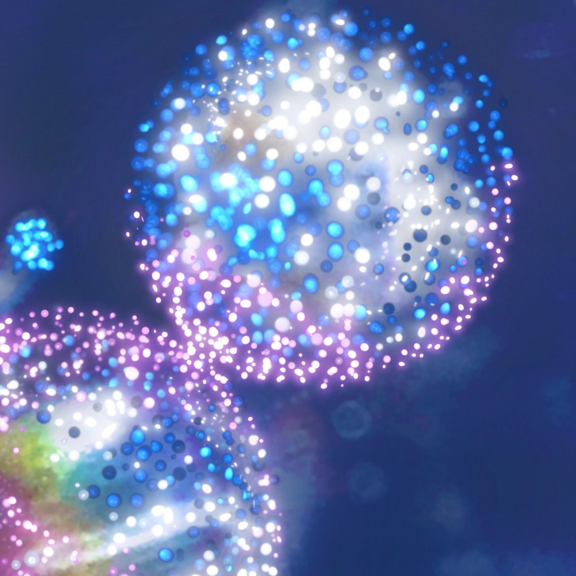 Susana Mazzarino artista multidisciplinar Susana Mazzarino aplaudiendo junto a dos niños, uno con cabello rubio ondulado, en un entorno neutro.